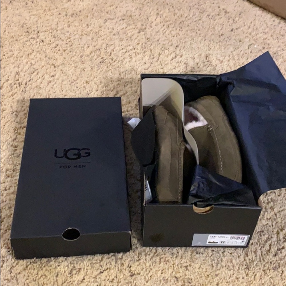NEW IN BOX Men’s Ugg Ascot Slippers